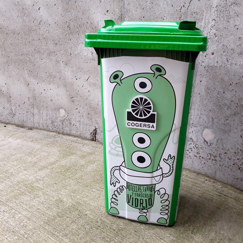 Naming, lettering, ilustración y diseño para cubos de reciclaje Cogersa