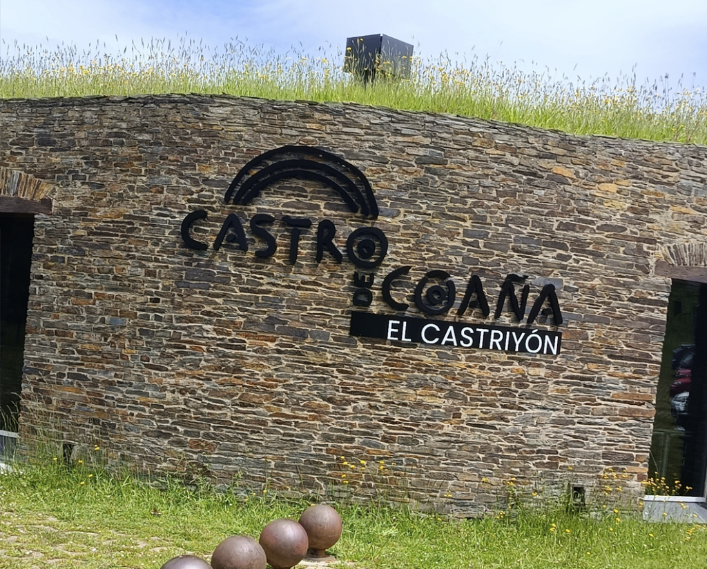 diseño de logotipo y dirección de arte del Castro de Coaña. Rotulación de fachada